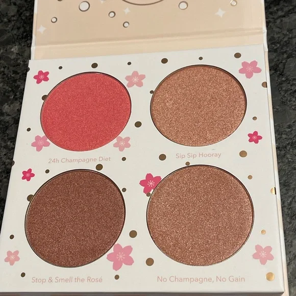Beauty Bakerie Cotton Candy Champagne Blush
Palette 4 rosé flushed shades - Picture 9 of 9